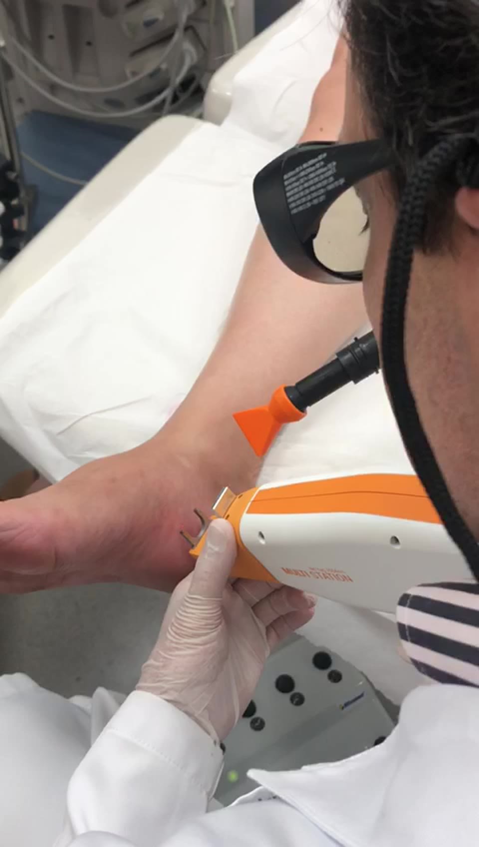 Dr. Maurício Cicelli demonstrando o Freddo com laser Solon
